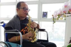 Nghệ sĩ Trần Mạnh Tuấn thổi saxophone ở bệnh viện