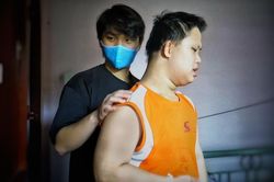 Em út thành trụ cột, chăm sóc anh trai khi ba mẹ mất vì Covid-19