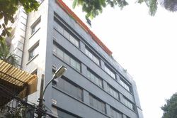 Hà Nội: Rơi từ tầng 6 tòa nhà văn phòng, một người phụ nữ trẻ tử vong