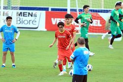 HLV Park Hang Seo phải 'một nách hai con'