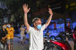 Dỡ rào chắn cách ly sau hơn một tháng phong tỏa, người dân vỡ òa niềm vui khi được trở về nhà