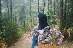Bỏ việc ổn định, cô gái trẻ về quê trồng hoa, sống cuộc đời mình thích