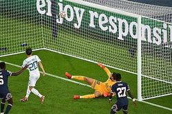 Pha bỏ lỡ cực kỳ khó tin của Bernardo Silva trước khung thành bỏ trống của PSG