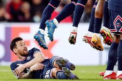 Rio Ferdinand bức xúc vì Messi phải nằm sân làm rào chắn