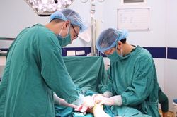 Sau cơn đau mắt cá chân, bé 9 tuổi viêm cơ duỗi, viêm tấy hoại tử khớp cổ chân