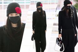 Jennie Black Pink mix đồ đỉnh cao dù mặc nguyên cây đen sì, lên đường đi Pháp