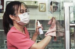 Chủ cửa hàng điện lạnh, điện tử tất bật chuẩn bị mở bán lại ở TP.HCM