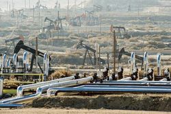 Dự báo lạc quan của OPEC kéo giá xăng dầu đi lên