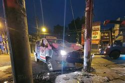 Xe taxi chở bệnh nhân nghi vượt đèn đỏ, va chạm với xe tải, 3 người bị thương
