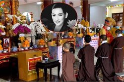Xúc động hình ảnh các con nuôi của Phi Nhung đeo khăn tang