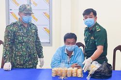An Giang: Đối tượng vận chuyển 2,2 kg kim loại nghi là vàng qua biên giới