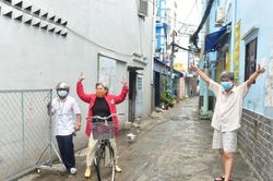 Người dân mừng rỡ khi hơn 300 chốt kiểm soát tại TP. HCM được tháo gỡ