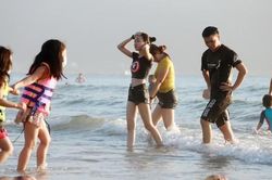 Người dân Đà Nẵng đổ ra tắm biển sau hơn 2 tháng