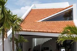 Lạ mắt với nhà ống 2 tầng dùng mái ngói làm mặt tiền