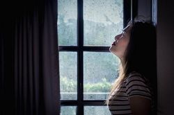 Lúc bệnh nặng mới phát hiện bí mật chồng giấu kín hơn 20 năm