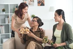 Con dâu chỉ cần biết làm như thế này thì bảo sao mẹ chồng lại trân trọng, thương yêu như con đẻ