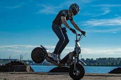 Chiếc xe scooter điện độc đáo có thể băng qua mọi địa hình