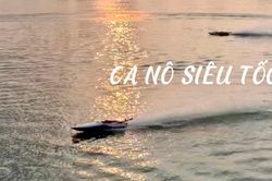 Xem ca-nô dài chỉ 1m, 'bay' trên sóng nước Hồ Tây
