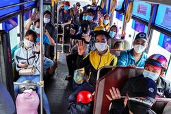 Người miền Tây vui mừng lên ôtô về quê sau đêm thức trắng