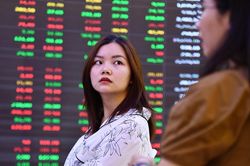 Cổ phiếu dầu khí bứt phá, VN-Index vẫn mất 7 điểm