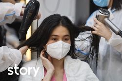 Thợ cắt tóc ở TP.HCM bịt kín đồ bảo hộ khi làm đầu cho khách