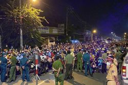 Hàng nghìn người kéo về miền Tây trong đêm, cửa ngõ TPHCM ùn ứ