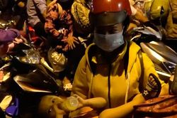 Trẻ nhỏ vật vã giữa dòng người về quê tránh dịch dồn ứ ở cửa ngõ phía Tây TP. HCM