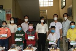 Hội Nhà báo Tây Ninh cùng nhà hảo tâm tặng quà cho trẻ khuyết tật và Nạn nhân chất độc da cam