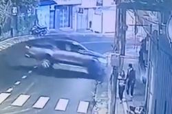 Đà Lạt: Khoảnh khắc hú vía ô tô văng đuôi sát người đi bộ