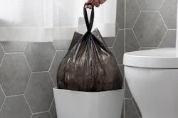 Mở túi nilon bọc kín vứt trong toilet ở nhà, người đàn ông hoảng hốt báo ngay cảnh sát