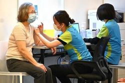 Chuyên gia: Hong Kong nên hổ thẹn vì tỷ lệ tiêm ngừa ở người già thấp