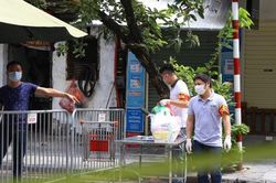 Hình ảnh tiếp tế cho người dân trong khu vực phong tỏa Bệnh viện Việt Đức
