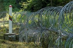 Hungary kêu gọi chặn làn sóng di cư mới, Litva và Latvia dựng hàng rào ở biên giới với Belarus