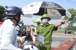 Chốt kiểm soát ùn ứ, cán bộ 'khô cổ' giải thích cách về Quảng Nam