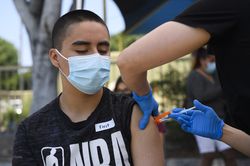 Mỹ: Bang California yêu cầu toàn bộ sinh viên phải tiêm phòng vaccine