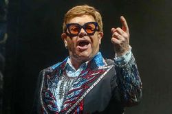 Danh ca Elton John lùi lịch lưu diễn vào đầu năm 2022