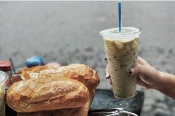 Bánh mì - cà phê bệt 'đắt như tôm tươi' khi Sài Gòn nới lỏng: Ăn cho đã cơn thèm