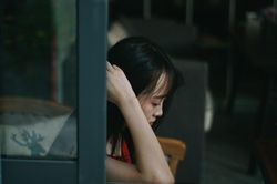 Người trẻ hoảng loạn vì nhiều tháng giam mình trong 4 bức tường