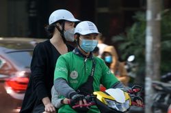 Những người ngóng đợi xe ôm ở TP.HCM