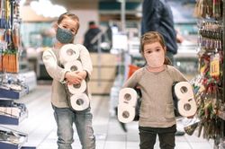 Giải pháp để trẻ nhỏ được đi lại khi không có thẻ xanh