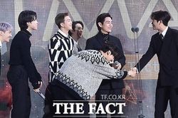 Fan ngưỡng mộ hội bạn thân của V BTS tại The Fact Music Awards 2021