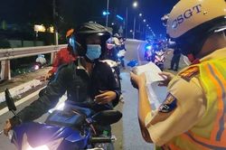 Cửa ngõ nới lỏng, dân chạy xe máy từ Bình Dương qua TP.HCM về miền Tây