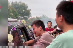 Chị gái lên xe hoa, hai em trai đuổi theo khóc nức nở