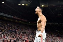 Ronaldo được vinh danh sau 1 tháng tái hợp MU