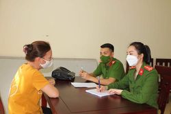 Cảnh sát đột kích sới bạc 'khủng' được ngụy trang thành chuồng gà và quán cà phê