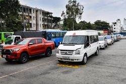 Đến từ sáng sớm, xếp hàng nửa ngày để đăng kiểm ôtô ở TP.HCM