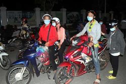 Hình ảnh hàng trăm công dân đi xe máy hàng ngàn km tránh dịch Covid-19 tới Nghệ An