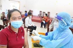 Quận đầu tiên ở TPHCM hoàn thành tiêm vắc-xin ngừa COVID-19