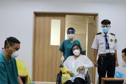Bệnh nhân COVID-19 xúc động nhận lại cả gia tài mang theo khi nhập viện