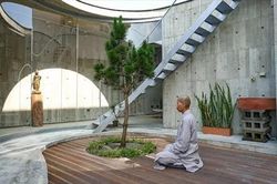 Ngắm ngôi nhà hiện đại đậm chất thiền định của sư cô lánh xa thế tục